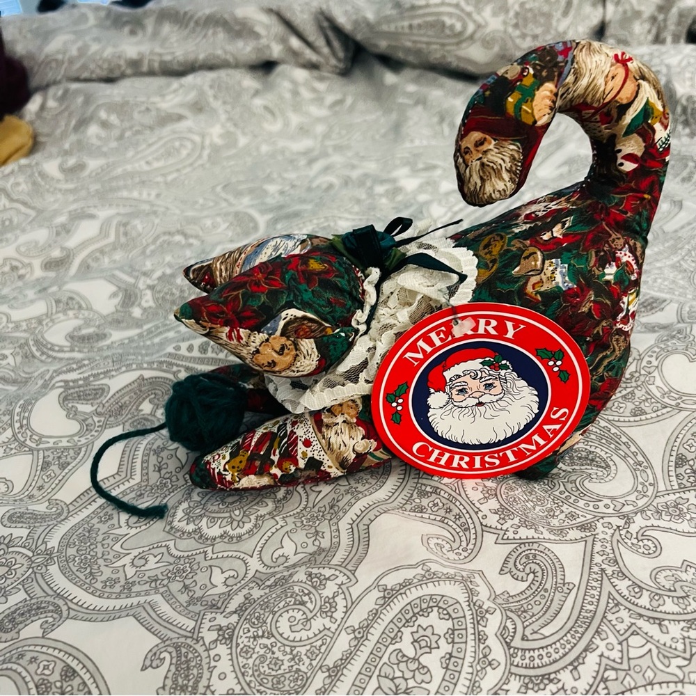 🌸 5/$15 NWT Loomco Vintage 9” Christmas Fabric Stuffed Cat W/Yarn 1995